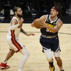 Aaron Gordon (d) fue la clave encestadora de Nuggets con 27 puntos.