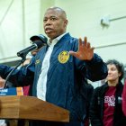 Fotografía de archivo en la que se registró al alcalde de la ciudad de Nueva York, Eric Adams (c) en Nueva York.