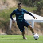 EL JUGADOR ÁNGEL MENA EN LAS PRÁCTICAS EN LA CANCHA |