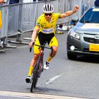 Miguel Ángel López y su festejo tras cruzar en solitario la meta de la cuarta etapa.