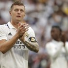 El mediocampista alemán renovó con el conjunto merengue por una temporada más.