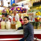 Acto. Doña Susy no dejó de atender su negocio mientras fue entrevistada.