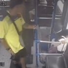 Captura de vídeo. Un sujeto se subió a un bus de la línea 79 y asaltó a los pasajeros.