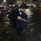 Veredas. La lluvia desbordó todo a su paso y en distintos barrios tapó las aceras.