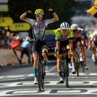 Issoire (France), 11/07/2023.- Spanish rider Pello Bilbao of team Bahrain-Victorious (L) wins ahead of German rider Georg Zimmermann of team Intermarche-Circus-Wanty the 10th stage of the Tour de France 2023, a 167.2 km race from Vulcania to Issoire, France, 11 July 2023. (Ciclismo, Bahrein, Francia) EFE/EPA/MARTIN DIVISEK