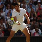 Wimbledon (United Kingdom), 12/07/2023.- Carlos Alcaraz of Spain in action during his Men"s Singles quarter-finals match against Holger Rune of Denmark at the Wimbledon Championships, Wimbledon, Britain, 12 July 2023. (Tenis, Dinamarca, España, Reino Unido) EFE/EPA/ISABEL INFANTES EDITORIAL USE ONLY