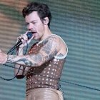 Harry Styles ha sido la nueva víctima de esta modalidad de lanzar teléfonos a los artistas cuando están sobre el escenario.