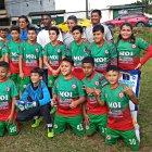 Moisés Caicedo junto a la escuela de fútbol que lleva su nombre y es dirigida por Iván Guerra.