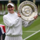 Wimbledon (United Kingdom), 15/07/2023.- Marketa Vondrousova of Czech Republic poses with the trophy after winning her Women"s Singles final match against Ons Jabeur of Tunisia at the Wimbledon Championships, Wimbledon, Britain, 15 July 2023. (Tenis, República Checa, Túnez, Reino Unido, Túnez) EFE/EPA/NEIL HALL EDITORIAL USE ONLY