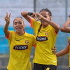 Justine Cuadra quien hizo el gol con que ganó Barcelona a Ñañas en Quito, es felicitada por sus compañeras.