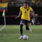 El defensor de Ecuador Byron Castillo controla el balón durante el partido amistoso de fútbol internacional entre Arabia Saudita y Ecuador en el estadio Nueva Condomina en Murcia el 23 de septiembre de 2022.