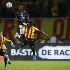 Ewil Murillo (d) de Pereira disputa un balón con Beder Caicedo (c) de Independiente hoy, en un partido de los octavos de final de la Copa Libertadores entre Deportivo Pereira e Independiente del Valle (IDV) en el estadio Hernán Ramírez Villegas en Pereira (Colombia). EFE/ Ernesto Guzmán Jr.