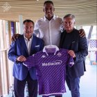 Mina firmó contrato por una temporada con opción a renovar por una más.