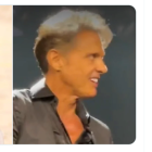 Su cambio físico es muy notorio. Muchos aseguran que se trata de un doble del artista.