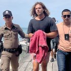 Daniel Sancho es resguardado por policías de Koh Phangan antes de ser trasladado a la corte de Koh Samui.
