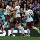 Burnley (United Kingdom), 11/08/2023.- Manchester City"s Erling Haaland (C) celebrates after scoring the first goal during the English Premier League soccer match between Burnley and Manchester City at Turf Moor in Burnley, Britain, 11 August 2023. (Reino Unido) EFE/EPA/Peter Powell EDITORIAL USE ONLY. No use with unauthorized audio, video, data, fixture lists, club/league logos or "live" services. Online in-match use limited to 120 images, no video emulation. No use in betting, games or single club/league/player publications