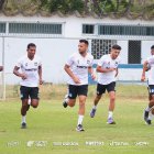 El defensa central Aníbal Leguizamón (c), titular inamovible en Emelec, se perderá las próximas 6 fechas de la LigaPro por la fractura de los huesos de su nariz.