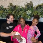 Serena junto a su esposo, Alexis Ohanian, y pequeña Adira River. La acompaña la hermana mayor: Alexis Olympia