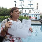 Situación. Teresa Anda muestra las notificaciones que recibe mes a mes, detallando el aumento exponencial de su deuda.