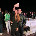 Shakira y Keityn posan juntos, mientras se toman un selfie.