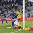 Brayan Carabalí cuando celebraba eufórico el gol de Édgar Lastre. Sin embargo, la felicidad le duró muy poco al Bombillo, pues el tanto fue anulado.