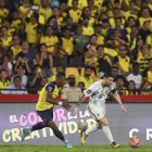 AMDEP8516. GUAYAQUIL (ECUADOR), 29/03/2022.- Pervis Estupiñán (i) de Ecuador disputa el balón con Lionel Messi de Argentina hoy, durante el partido entre Ecuador y Argentina por las eliminatorias sudamericanas para el mundial de la FIFA Catar 2022, en Guayaquil (Ecuador). EFE/ José Jácome POOL