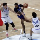 Manila (Philippines), 05/09/2023.- Brandon Ingram (C) of the United States in action against Alessandro Pajola (R) of Italy during the FIBA Basketball World Cup 2023 quarter final stage match between Italy and USA in Manila, Philippines, 05 September 2023. (Baloncesto, Italia, Filipinas, Estados Unidos) EFE/EPA/FRANCIS R. MALASIG