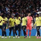 AME7420. BUENOS AIRES (ARGENTINA), 07/09/2023.- Jugadores de Ecuador reaccionan hoy, en un partido de las Eliminatorias Sudamericanas para la Copa Mundial de Fútbol 2026 entre Argentina y Ecuador en el estadio Más Monumental en Buenos Aires (Argentina). EFE/ Luciano González