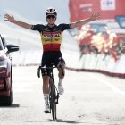 GRAFCAV2976. BELAGOA, 09/09/2023.- El belga Remco Evenepoel (Soudal Quick Step) se ha impuesto en la decimocuarta etapa de la Vuelta a España disputada entre Sauveterre-De-Béarn y Larra-Belagua, de 156,2 km. Evenepoel, sin opciones en la general tras perder 27 minutos en la etapa de la víspera en el Tourmalet, ganó el pulso al francés Romain Bardet, con quien compartió la escapada definitiva de la jornada. El belga invirtió un tiempo de 3h.13.38, a una media de 37 km/hora. EFE/ Jesús Diges