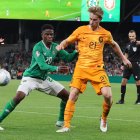 Dublin (Ireland), 10/09/2023.- Josh Cullen and Chiedozie Ogbene of Ireland in action against Frenkie de Jong of the Netherlands during the UEFA EURO 2024 Group B qualifier soccer match between Ireland and the Netherlands in Dublin, Ireland, 10 September 2023. (Irlanda, Países Bajos; Holanda) EFE/EPA/LORRAINE O"SULLIVAN