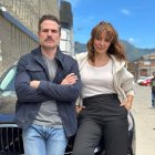 Roberto Manrique junto a Carolina Gómez en una foto promocional de la producción.