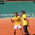 Guillén celebró con su entrenador el triunfo del primer partido.