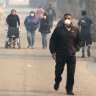 En la imagen de archivo, varios residentes usan máscaras para evitar inhalar el humo producto del incendio Thomas en Ventura, California, (Estados Unidos).