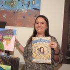 Autora. Karyna Abad Arteaga muestra su nuevo libro y uno de sus tantos cuadros que ha pintado.