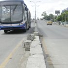 PUENTE A DESNIVEL: La fotografía muestra la estructura desprendida del parterre que separa los carriles del puente a desnivel de la av. Carlos Julio Arosemena a la altura de Las Monjas. Este espacio es ocupado por los articulados de la metrovía, que podrían chocar con los restos. Foto denuncia- Subida Puente Las Monjas 26 febrero del 2016 Brenda Figueroa Agencia (ag-expreso)