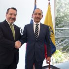 El embajador Pablo Arriarán Ahumada y el ministro Carlos Larrea.