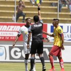 JUGADORES DE LIGA DE QUITO Y AUCAS | ÁRBITRO MOSTRANDO TARJETA AMARILLA A JUGADOR DE LIGA DE QUITO |


Valencia de Liga de Q. es expulsado ante Aucas. 08 de septiembre del 2019 Agencia ( ag - expreso ag extra ) FÚTBOL