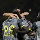 Los jugadores de Barcelona se abrazan tras el primer y único tanto validado al minuto 27, ante Técnico Universitario.