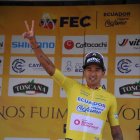 Con la V de victoria, o indicando que es dos veces ganador, el ciclista nacido en Nariño, de 39 años, Robinson Chalapud, festejó el ganar la Vuelta al Ecuador el sábado pasado.