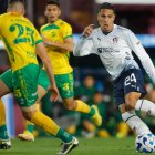 Paolo Guerrero, de Liga, pasa el balón en un partido de las semifinales de la Copa Sudamericana entre Defensa y Justicia y Liga de Quito.