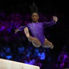 Antwerp (Belgium), 08/10/2023.- Simone Biles of the US performs in the Women"s Balance Beam Final at the Artistic Gymnastics World Championships in Antwerp, Belgium, 08 October 2023. (Bélgica, Amberes) EFE/EPA/OLIVIER MATTHYS