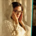 Angelina Jolie en dos gráficas que la muestran personificando a una de las mayores divas del canto lírico del siglo pasado.