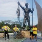 Ciclistas guayaquileños junto al monumento del Pescador.