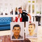 Cristiano Ronaldo tuvo la visita de una famosa pintora iraní y que es fan del astro portugués.
