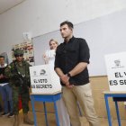 El enigmático guardaespaldas de Valbonesi se roba el protagonismo en las redes durante la jornada electoral.