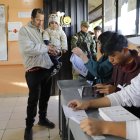 Ciudadanos asisten a votar en la segunda vuelta de las elecciones presidenciales hoy, en Quito (Ecuador).