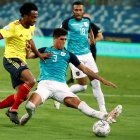 AME5561. CUIABÁ (BRASIL), 13/06/2021.- Juan Cuadrado (i) de Colombia disputa hoy el balón con Piero Hincapié de Ecuador, durante un partido del grupo A de la Copa América en el estadio Arena Pantanal, en Cuiabá (Brasil). EFE/Sebastiao Moreira Colombia - Ecuador
