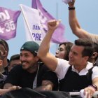 Vera (con gorra) junto a Daniel Noboa en una caravana de campaña de ADN.