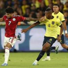 AME8114. QUITO (ECUADOR), 17/10/2023.- Carlos Gruezo (d) de Ecuador disputa el balón con Luis Fernando Díaz de Colombia hoy, en un partido de las Eliminatorias Sudamericanas para la Copa Mundial de Fútbol 2026 entre Ecuador y Colombia en el estadio Rodrigo Paz Delgado en Quito (Ecuador). EFE/ José Jácome