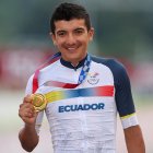 Fotografía tomada el 24 de julio de 2021, en la que se registró al ciclista ecuatoriano Richard Carapaz, al posar con la medalla de oro de la prueba masculina de ciclismo en ruta de los Juegos Olímpicos de Tokio 2020, en Tokio (Japón).